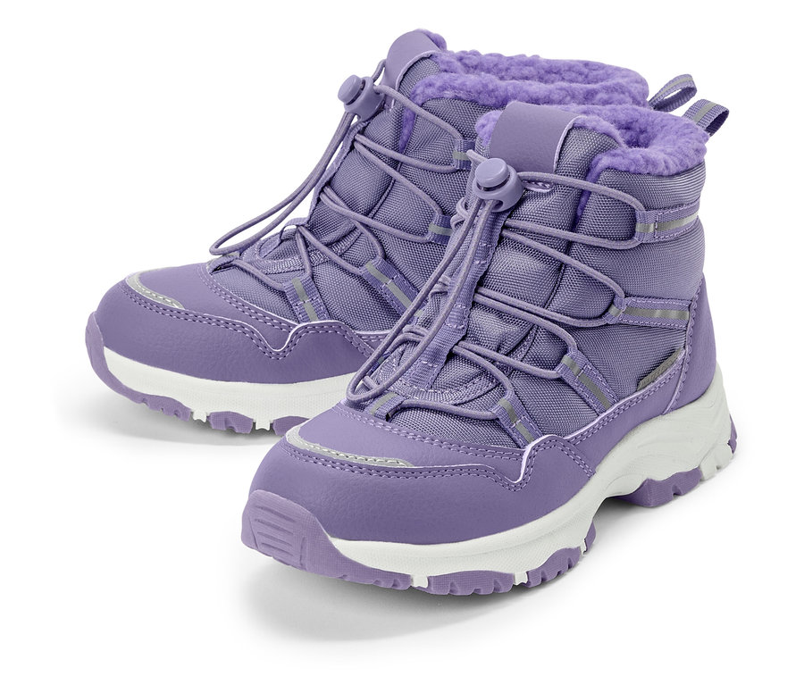 Zwei lila Stiefel mit weißen Sohlen und Schnürsenkeln stehen auf weißem Grund.