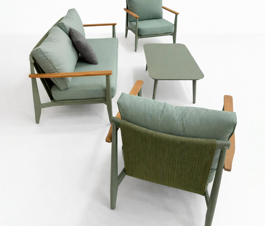 Lounge-Set von Leco mit Tisch, Sofa und zwei Sesseln mit grünen Polstern und Holzarmlehnen auf weißem Grund.