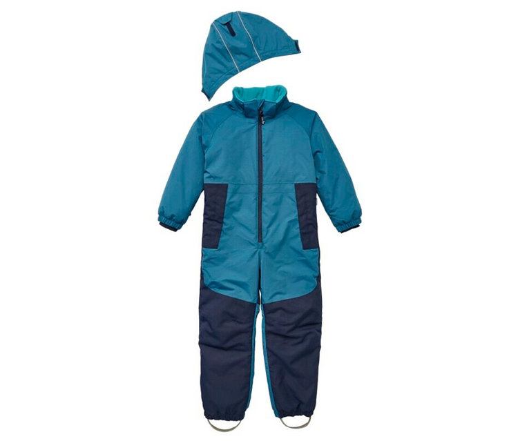 Ein türkisblauer und dunkelblauer Kinder-Schneeanzug mit passender Mütze. Der Anzug hat einen durchgehenden Reißverschluss, einen hohen Kragen und dunkelblaue Einsätze an den Seiten des Oberkörpers und an den Unterschenkeln.