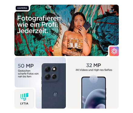Frau hält blaues Motorola moto g86 5G 256 GB Spellbound Handy vor einer Wandmalerei. Nahaufnahme der 50-MP-Kamera und 32-MP-Selfie-Kamera.