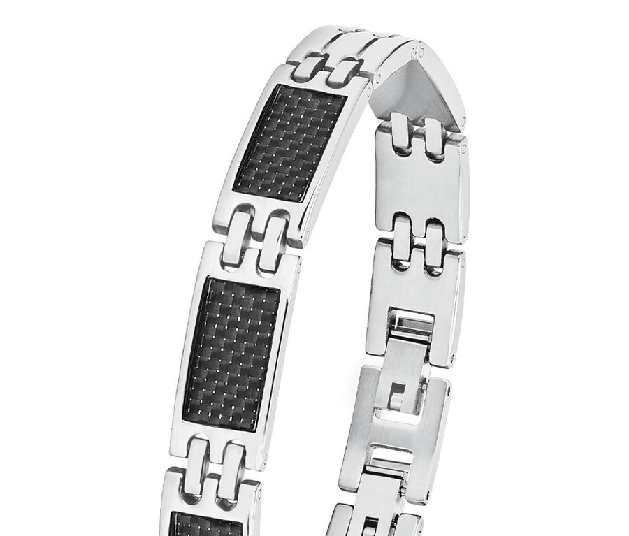 Nahaufnahme eines silbernen Armbands mit schwarzen Akzenten vor einem weißen Hintergrund.