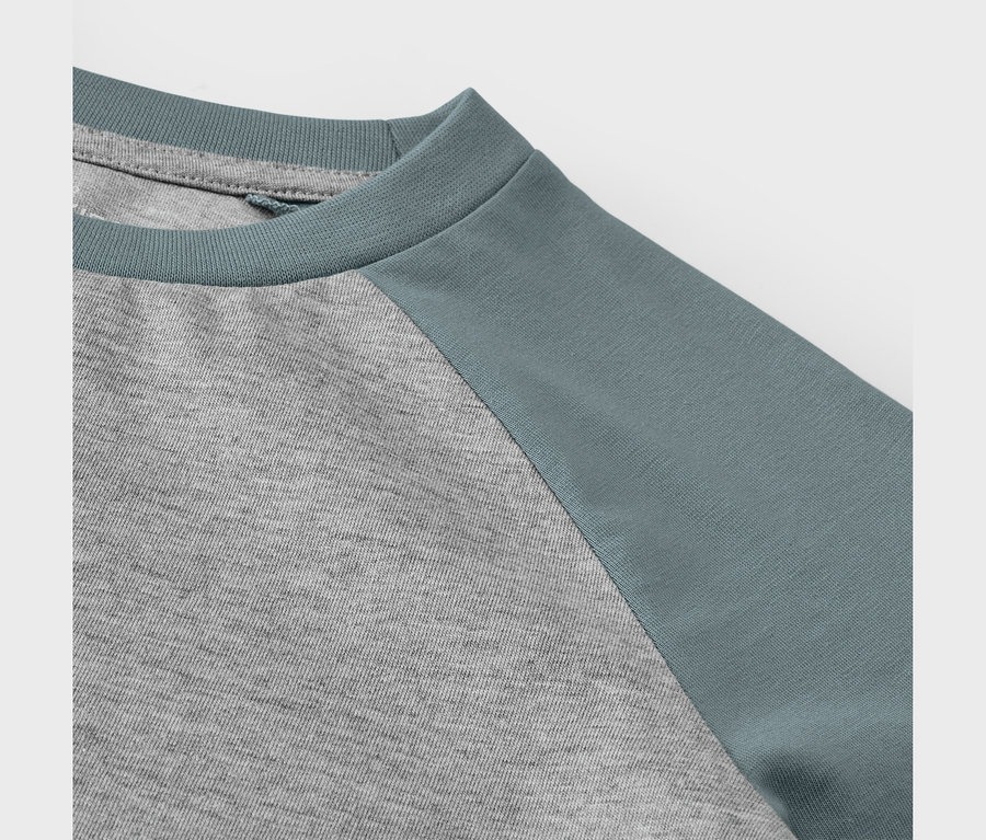 Detailansicht eines grau-blauen Kinder-Langarmshirts.