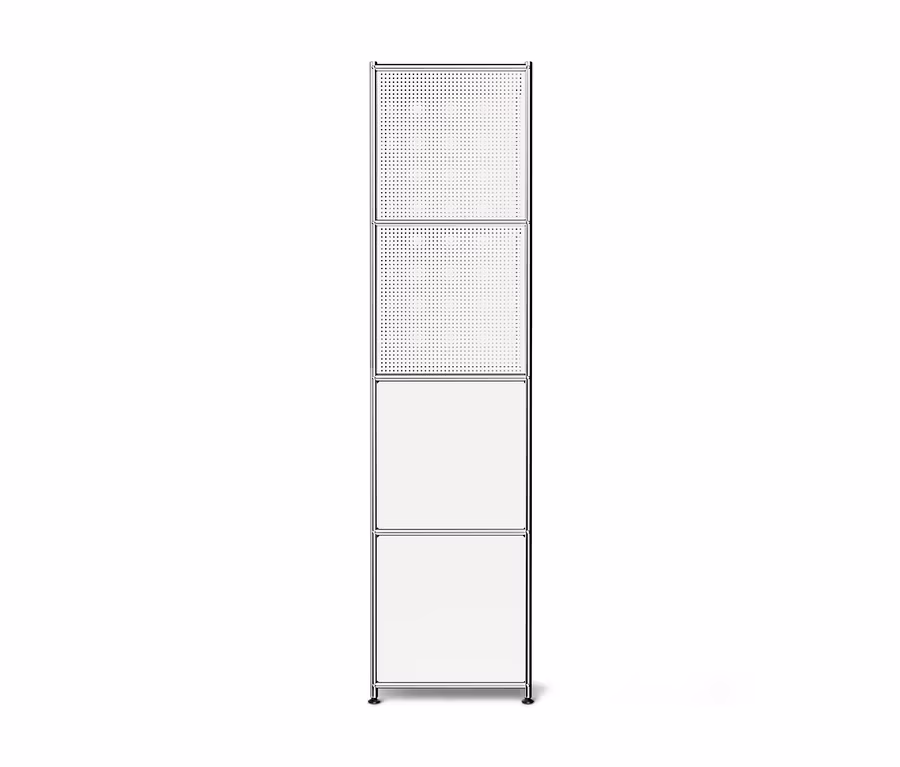 Vertikales, modulares Regal mit Chromrahmen. Es besteht aus vier übereinander gestapelten, rechteckigen Modulen. Die oberen zwei Module haben weiße, perforierte Paneele, die unteren zwei Module haben weiße, massive Paneele. Das Regal steht auf kleinen Füßen.
