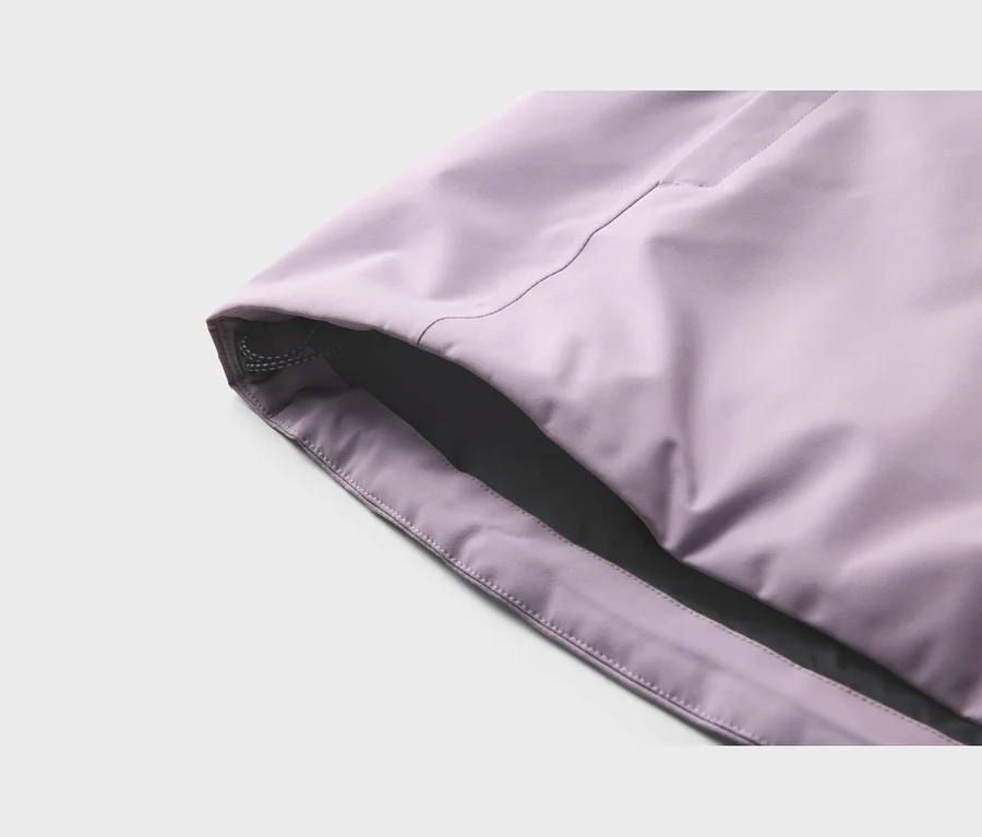 Nahaufnahme einer hellvioletten Jacke mit Kordelzug und dunkelgrauem Futter.