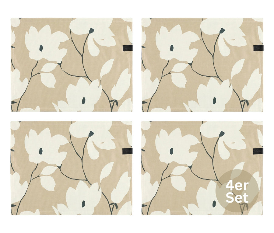 Vier Tischsets mit beigem Hintergrund und einem Muster aus weißen Blüten mit dunklen Stielen, angeordnet in einem 2x2-Raster. Auf einem Set steht "4er Set".