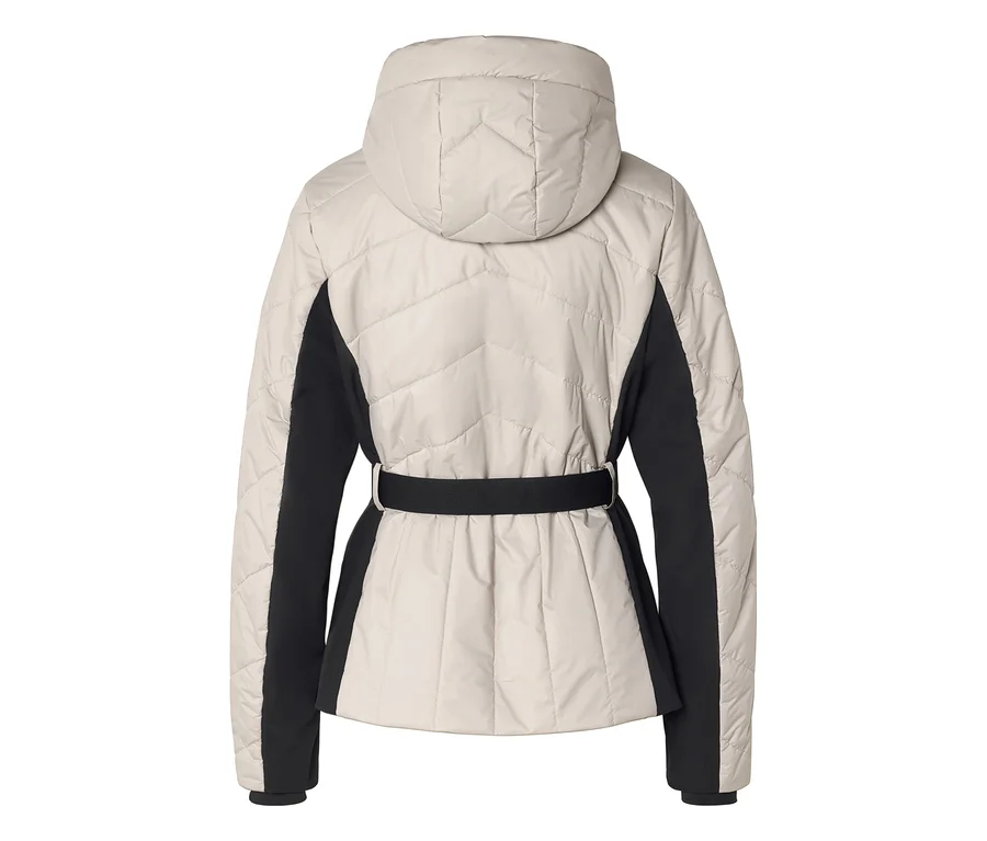 Rückenansicht einer hellbeigen Steppjacke mit schwarzen Seitenpartien und einem schwarzen Gürtel, der in der Taille gerafft ist. Die Jacke hat eine Kapuze und eine Chevron-Steppung.