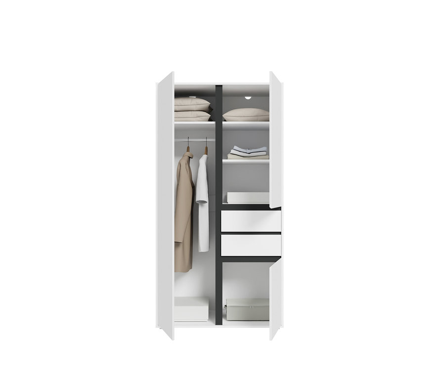 Weißer Kleiderschrank mit offenen Türen, der Innenfächer zeigt. Links hängen ein Mantel und ein T-Shirt, oben liegen Kissen, unten steht eine Box. Rechts sind Kissen, gefaltete Kleidung, zwei Schubladen und eine Box.