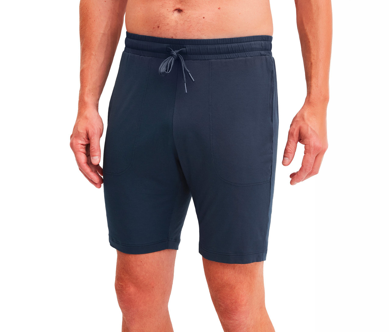Eine Person trägt dunkelblaue Shorts mit elastischem Kordelzugbund und Vordertaschen, von der Taille bis zu den Knien abgebildet.