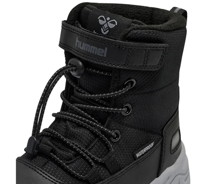 Schwarzer hummel® Schneestiefel Snow Boot Tex mit Klettverschluss, Bungee-Schnürung und grauer Sohle, mit 'WATERPROOF' Schriftzug.