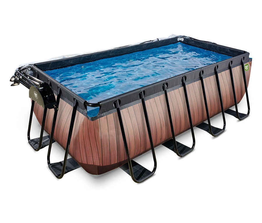 Rechteckiges EXIT Pool-Set in Holzoptik, gefüllt mit blauem Wasser, teilweise mit einer grauen Abdeckung versehen.