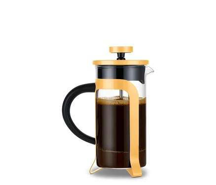 Eine gelbe French Press Kaffeekanne aus Glas mit schwarzem Griff ist mit Kaffee gefüllt.