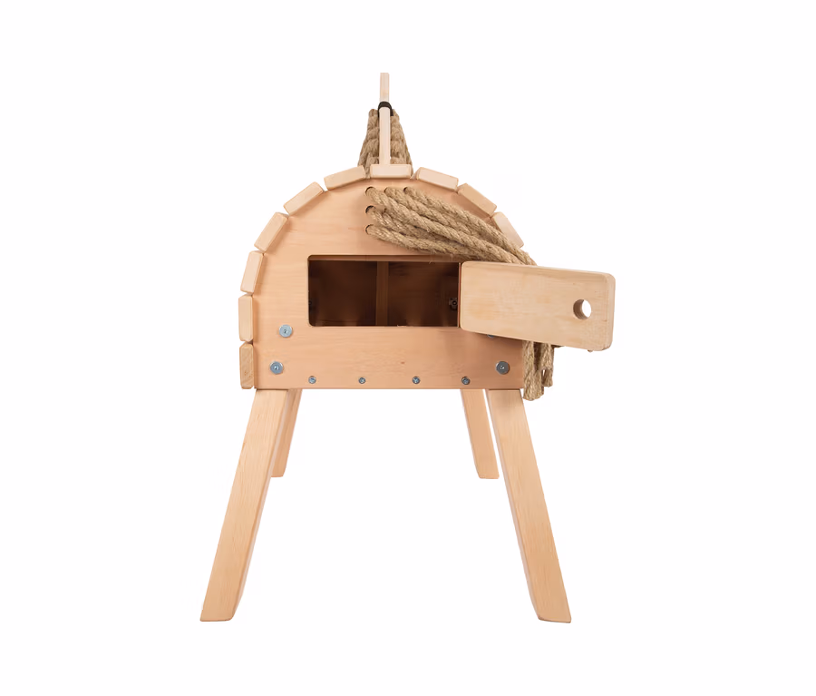 Kompaktes small foot Holzpferd mit Seil als Mähne und offenem Staufach.