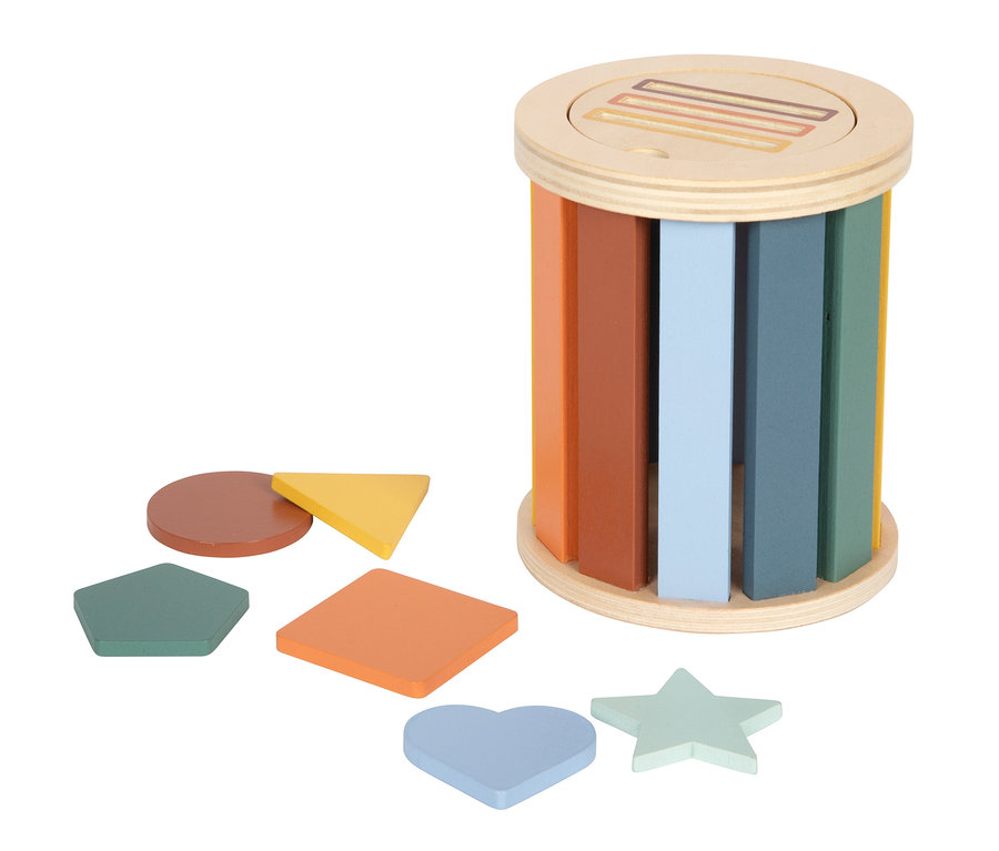 Hölzerner zylindrischer Formenstecker mit bunten vertikalen Lamellen und sechs Holzformen: brauner Kreis, gelbes Dreieck, dunkelgrünes Fünfeck, orangefarbenes Quadrat, hellblaues Herz, hellgrüner Stern.