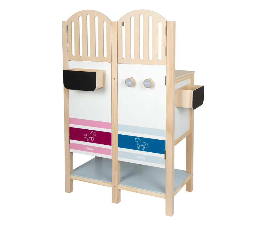 Hölzerner small foot Pferdestall »Bibi & Tina« mit zwei Boxen. Jede Box hat helle Holzrahmen, weiße Paneele mit rosa-roten oder hellblau-dunkelblauen Streifen, Pferdesilhouetten und „Bibi&Tina“-Schriftzug. Seitlich sind schwarze Stofftaschen angebracht.