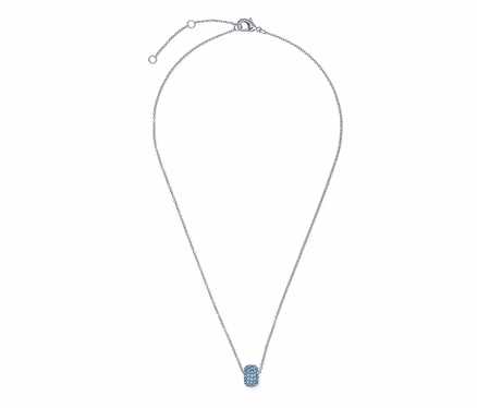 Nahaufnahme einer silberfarbenen Halskette mit einem kleinen, ovalen Anhänger mit blauen Akzenten.