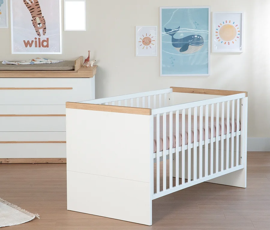 Roba 2-teiliges Kinderzimmer-Set »Lumo« mit weißem Gitterbett und Wickelkommode in Weiß und Holzoptik.