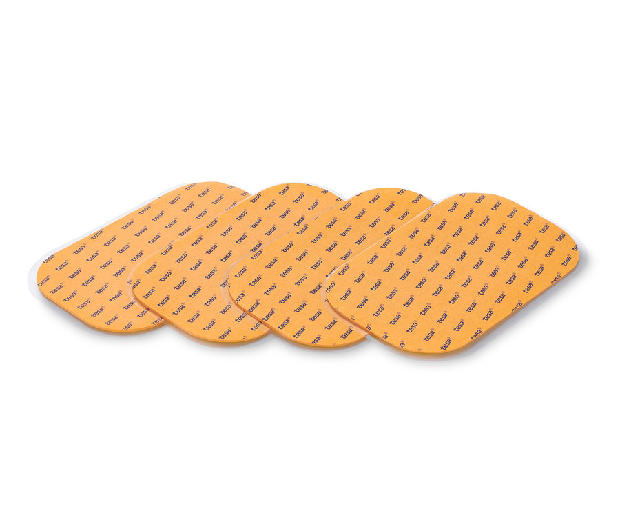 Vier Teppich-Antirutsch-Pads liegen auf einem weißen Untergrund.