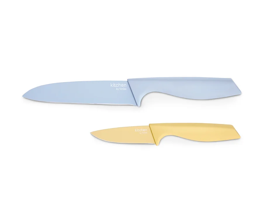 Zwei Küchenmesser aus einem Küchenmesser-Set liegen auf einem weißen Hintergrund.