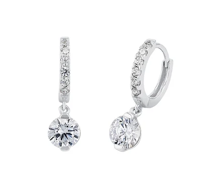 Nahaufnahme von Amor Ohrschmuck mit Herz-Motiv, bestehend aus zwei Ohrringen mit runden, klaren Zirkonia-Anhängern an silbernen Reifen.