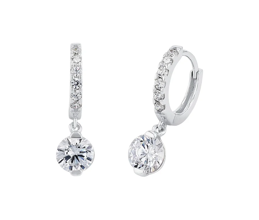Nahaufnahme von Amor Ohrschmuck mit Herz-Motiv, bestehend aus zwei Ohrringen mit runden, klaren Zirkonia-Anhängern an silbernen Reifen.