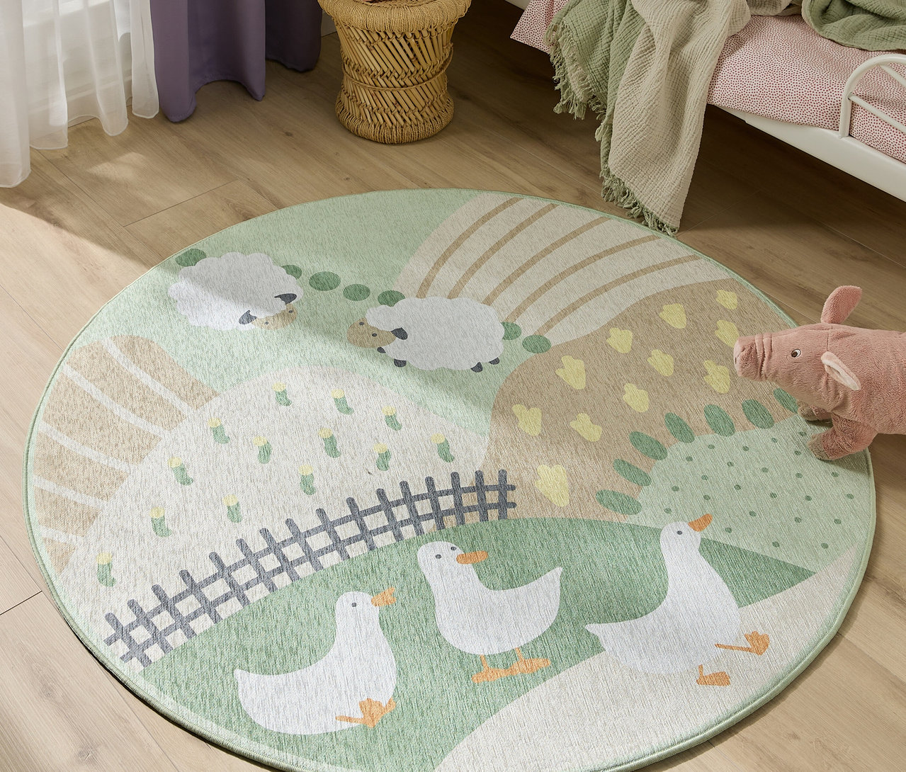 Runder benuta Kinderteppich »Merle« mit Bauernhofmotiv, der Schafe, Enten und einen Zaun auf grünen Feldern zeigt.