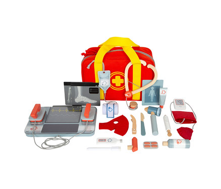 Ein small foot Notarzttasche Spielset mit roter Tasche, Defibrillator, Stethoskop, Röntgenbildern, Infusion, Blutdruckmanschette und weiteren Instrumenten.