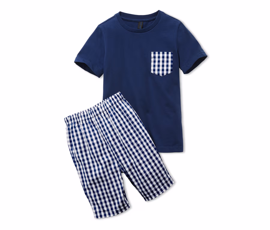 Ein marineblaues Kurzarmshirt mit einer karierten Tasche und eine karierte Shorty-Pyjamahose.