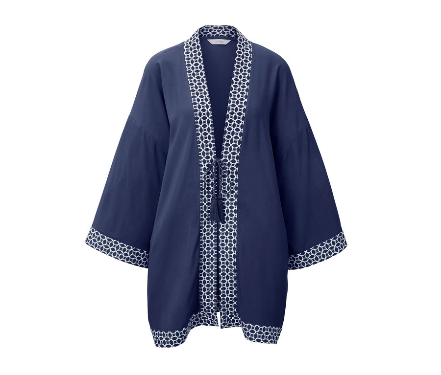 Marineblauer Strand-Kimono mit weißem geometrischem Muster an den Rändern und der Vorderseite.