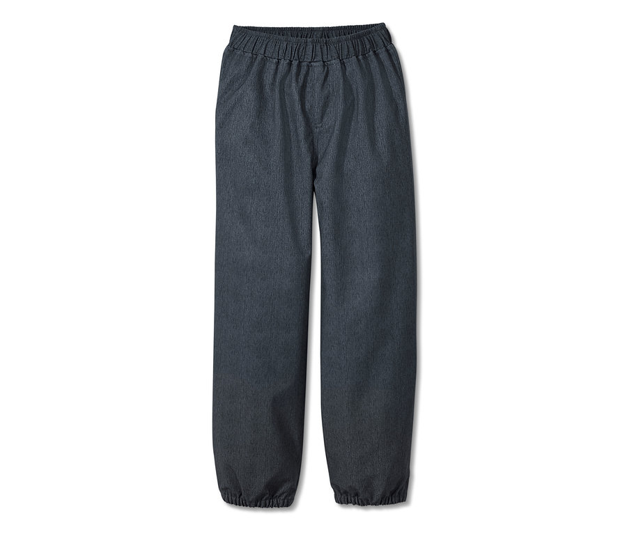 Eine marineblaue Softshellhose im Jeans-Look.