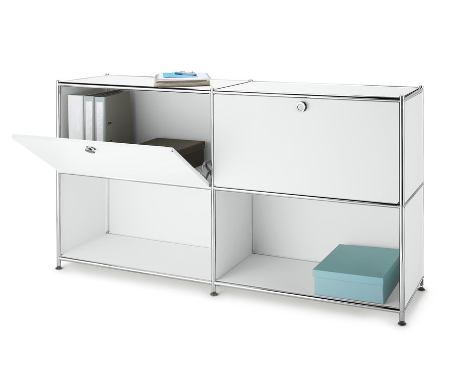 Ein weisses Metall-Sideboard mit 2 versetzbaren Klappenfächern, wobei eine Klappe geöffnet ist.