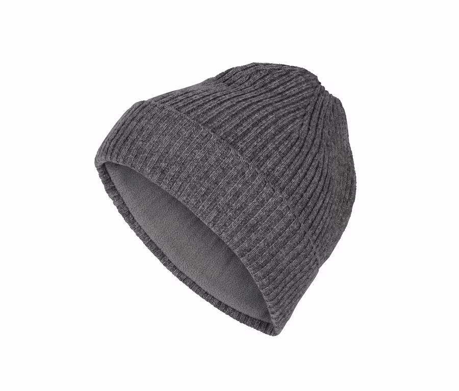 Graue Strickmütze.