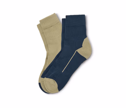 Ein Paar Socken, eine beige und eine marineblaue mit beigen Details, liegen übereinander.