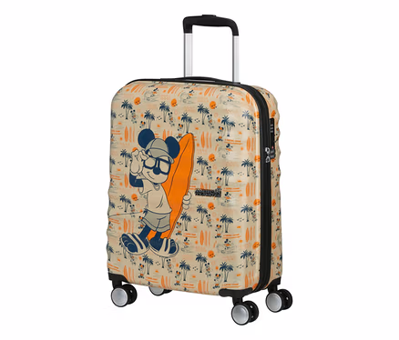 Beiger Koffer mit Mickey Mouse im Surfer-Look, der ein orangefarbenes Surfbrett hält, umgeben von Palmen und Wellen. Der Koffer hat einen ausgezogenen Griff und vier Rollen.