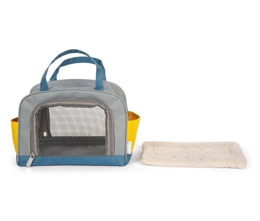 Graue small foot Hund mit Tasche und Pflege-Set mit blauen Details und gelben Taschen, sowie eine beige Unterlage.