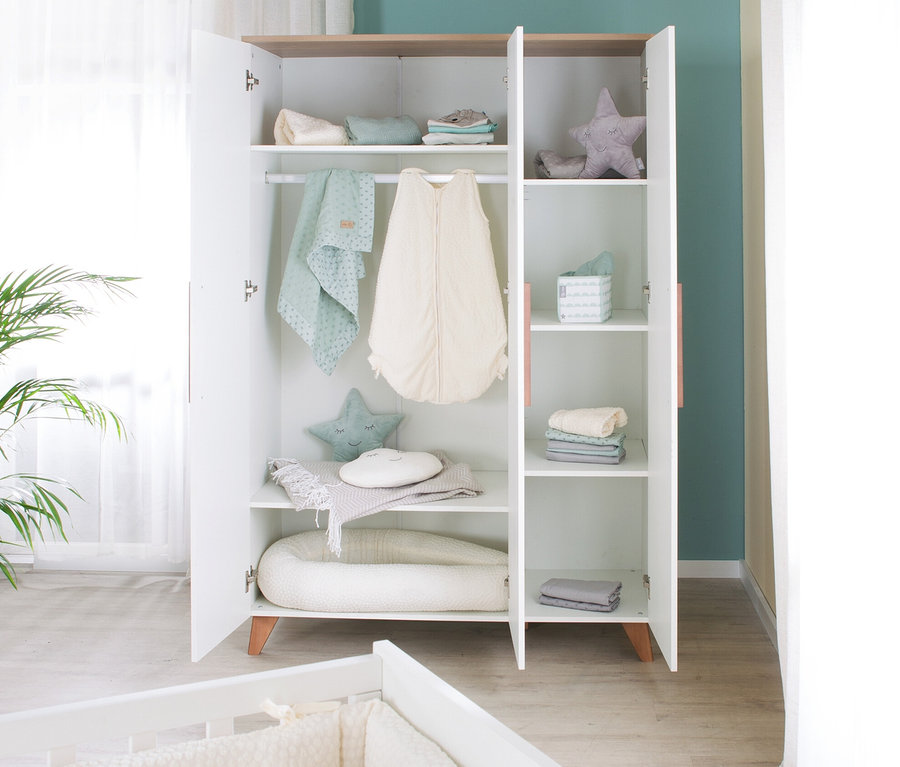 Offener Kleiderschrank mit Babykleidung und Accessoires, im Vordergrund ein Kinderbett. roba Kinderzimmerset »Ole« Bett, Wickelkommode und Schrank