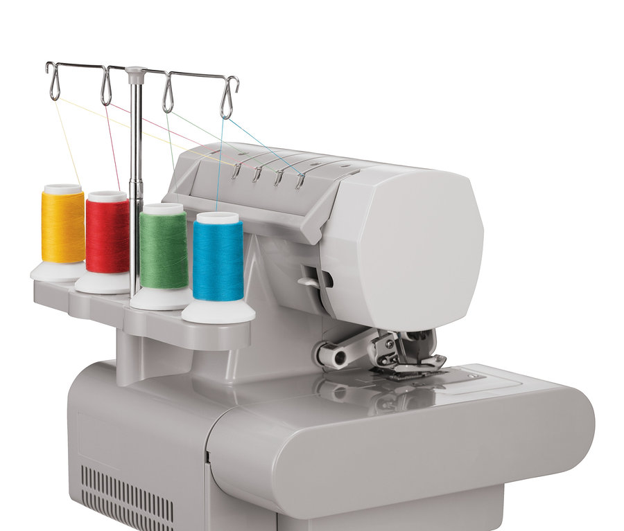 Detailaufnahme einer grauen SINGER® Overlock-Nähmaschine »Heavy Duty 14HD854« mit Garnspulen.