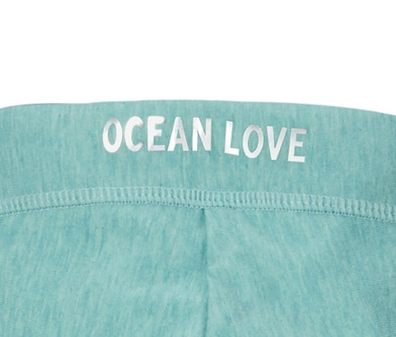 Detailansicht einer helltürkisen Sweatjacke mit Kapuze und dem Schriftzug OCEAN LOVE.