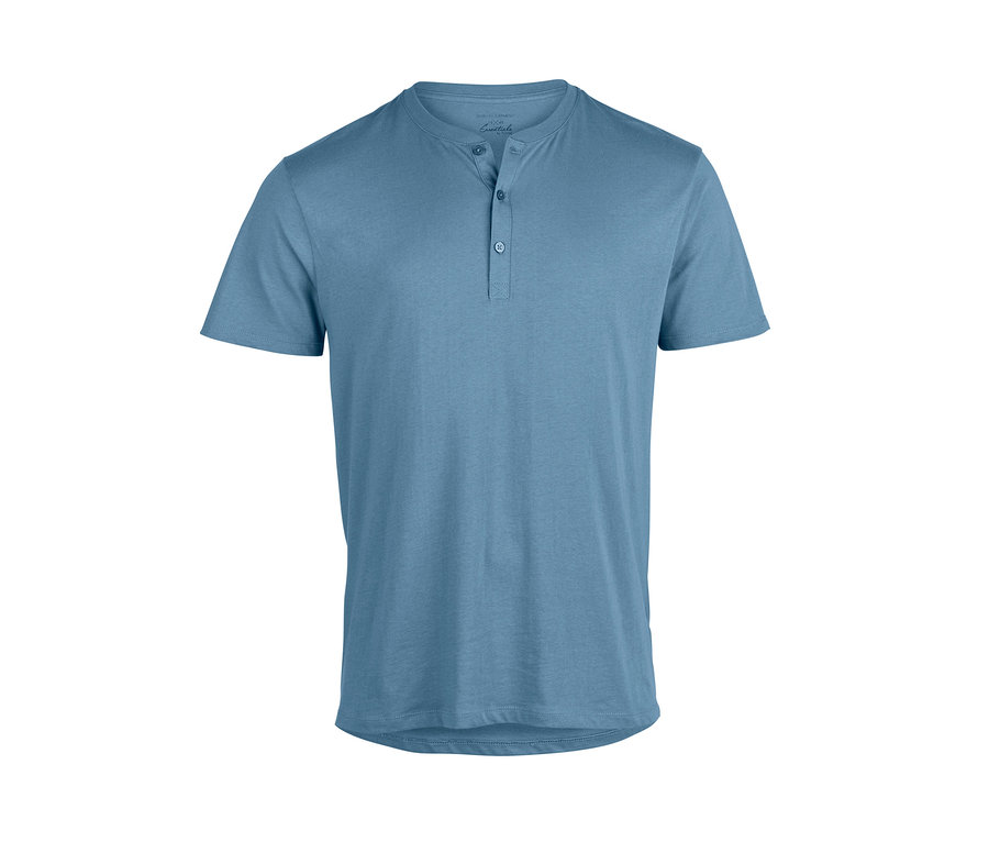 Blaues Pyjamaoberteil mit kurzen Ärmeln und Knöpfen.