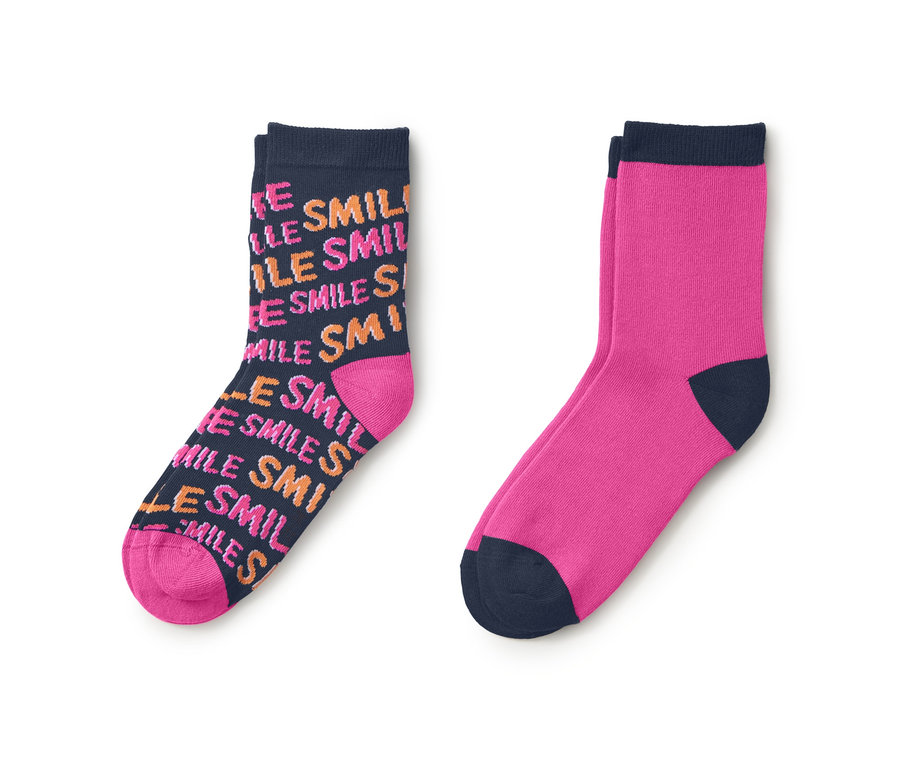 Zwei Paar Socken. Ein Paar ist dunkelblau mit dem Wort "smile" und einer pinken Spitze und Ferse. Das andere Paar ist pink mit einer dunkelblauen Spitze und Ferse.