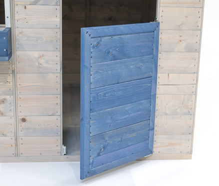 Eine blaue Holztür ist am Wendi-Spielhaus »Maritime House« leicht geöffnet.