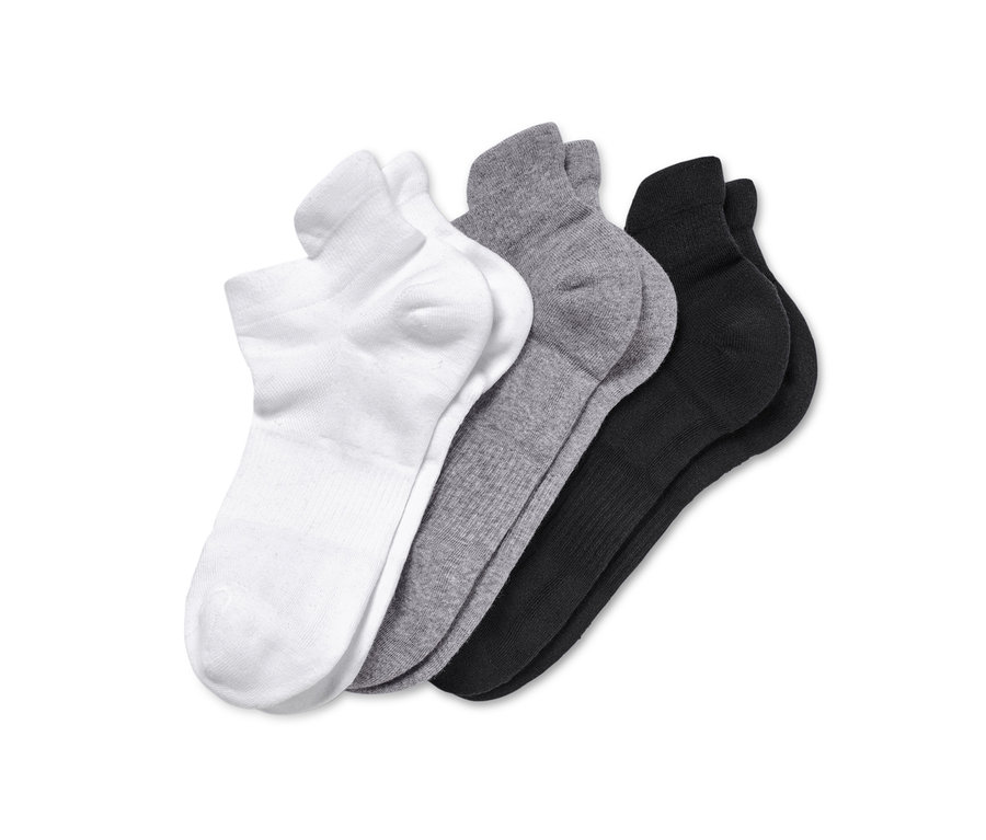 Ein 3er-Pack Sportsneakersocken in Weiß, Grau und Schwarz.