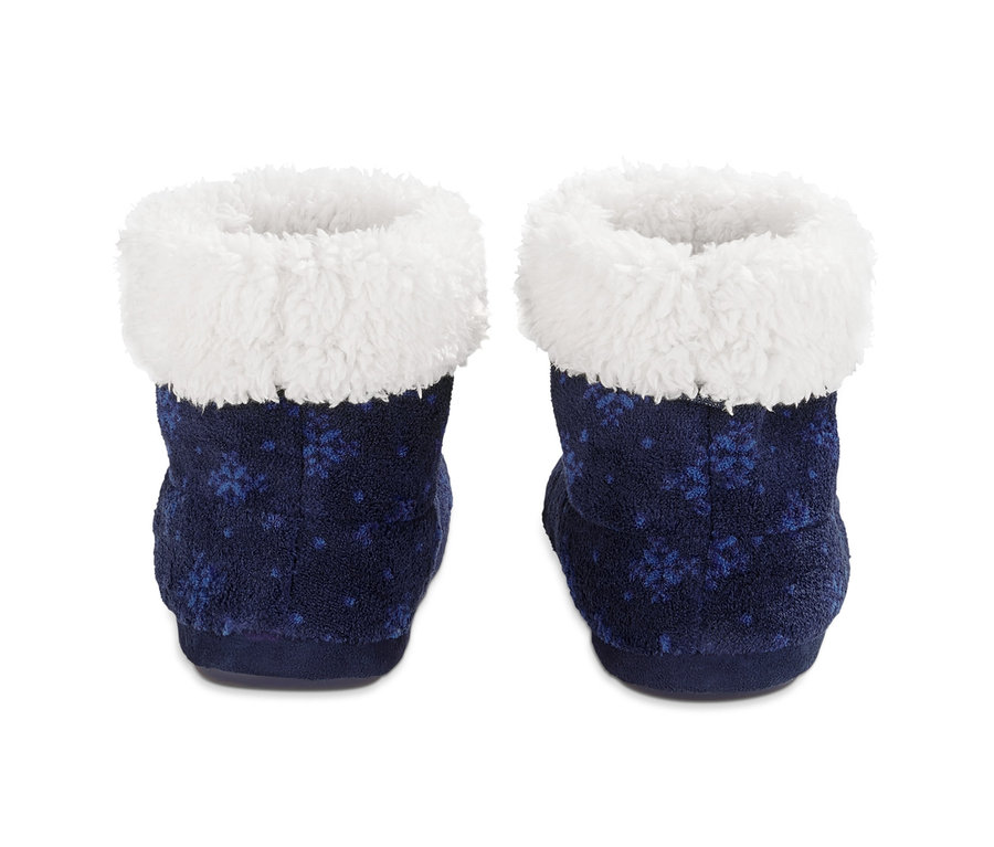 Zwei blaue Hausschuh-Stiefel mit Schneeflocken und weißem Fell.