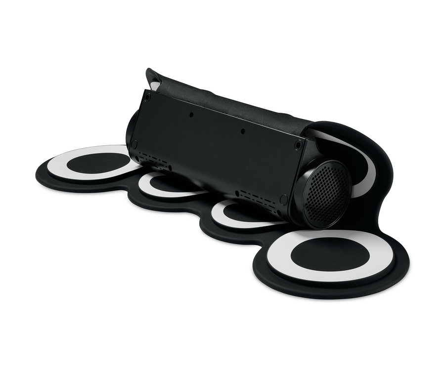 Schwarz-weißes elektronisches Schlagzeug-Set auf weißem Hintergrund.