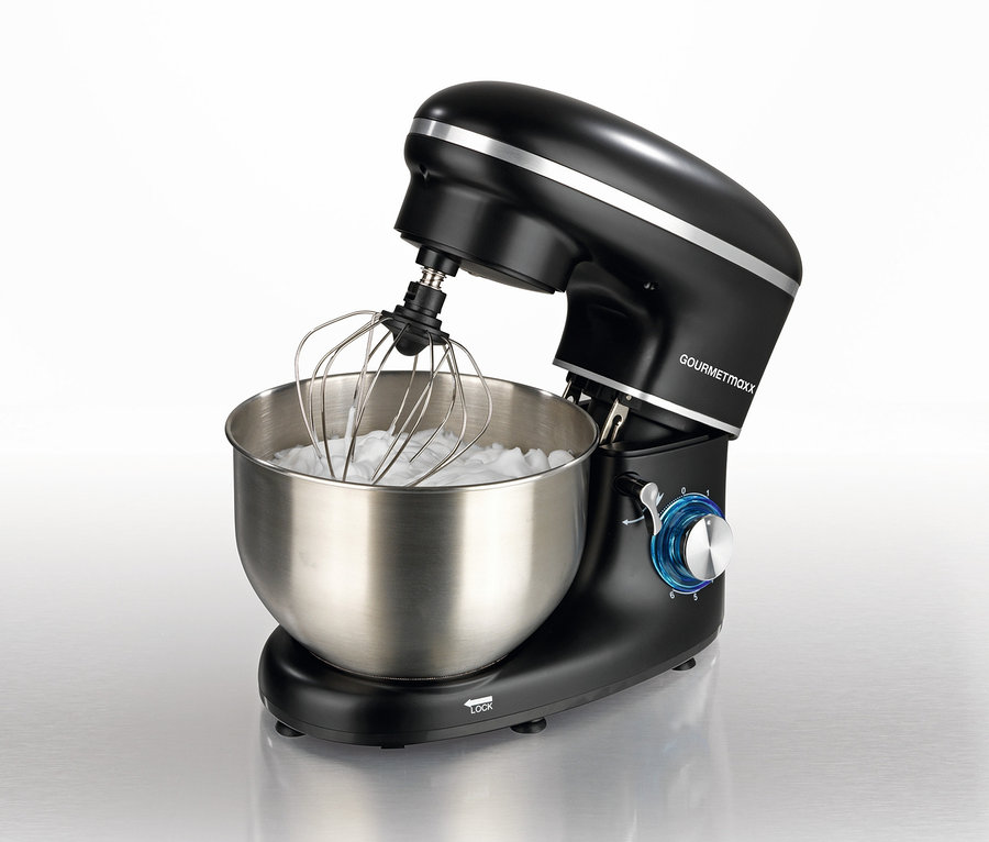 Schwarze GOURMETmaxx Küchenmaschine mit Edelstahlschüssel und Schneebesen voller weißer Masse.