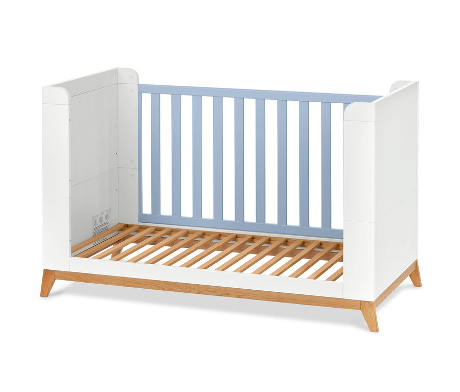 Blaues Baby- und Kleinkindbett mit Holzlattenrost.