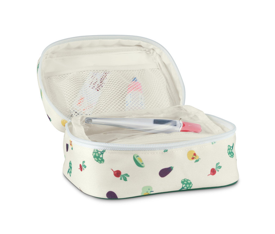 Geöffnete Medikamententasche mit Kindersicherung und Gemüseaufdruck, innen Thermometer und Medikamente.