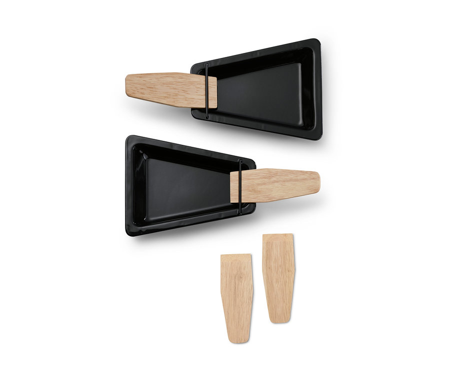Zwei Grill-Pfännchen mit Holzgriffen und zwei Holzspatel.