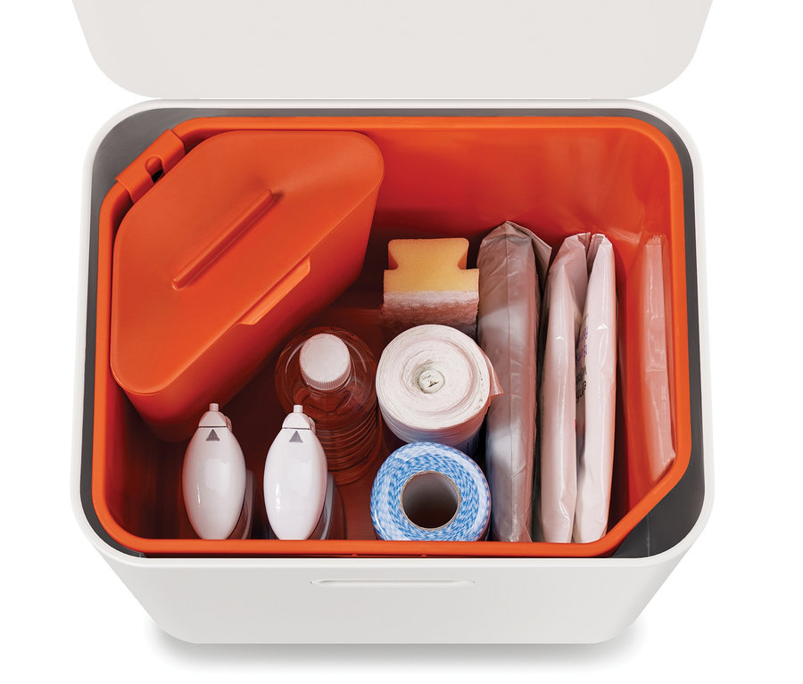 Draufsicht in einen Joseph Joseph Recycling-Abfalleimer, der mit diversen Wertstoffen gefüllt ist.