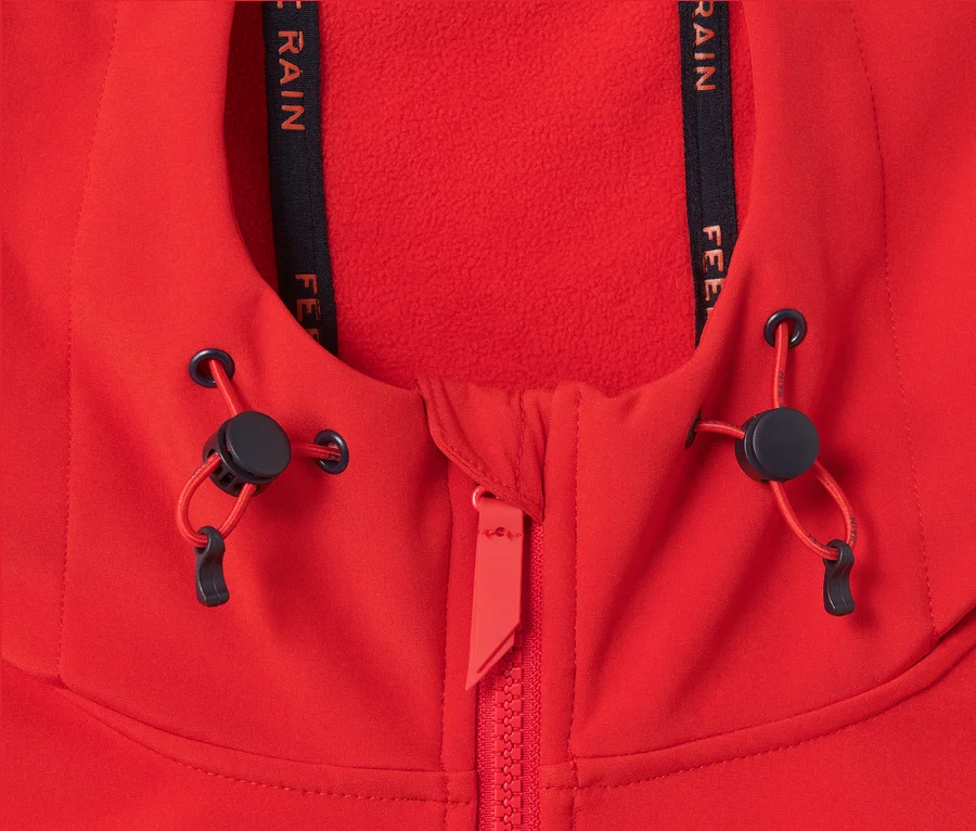 Detailansicht einer roten Softshelljacke.
