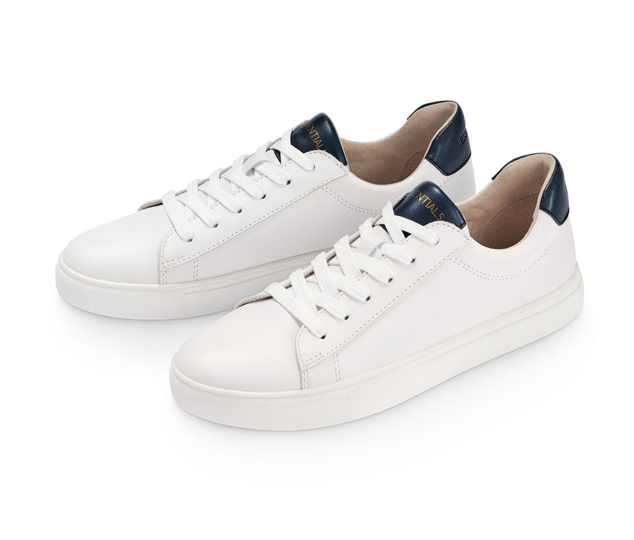 Zwei weiße Sneaker aus chromfrei gegerbtem Leder mit marineblauen Akzenten.